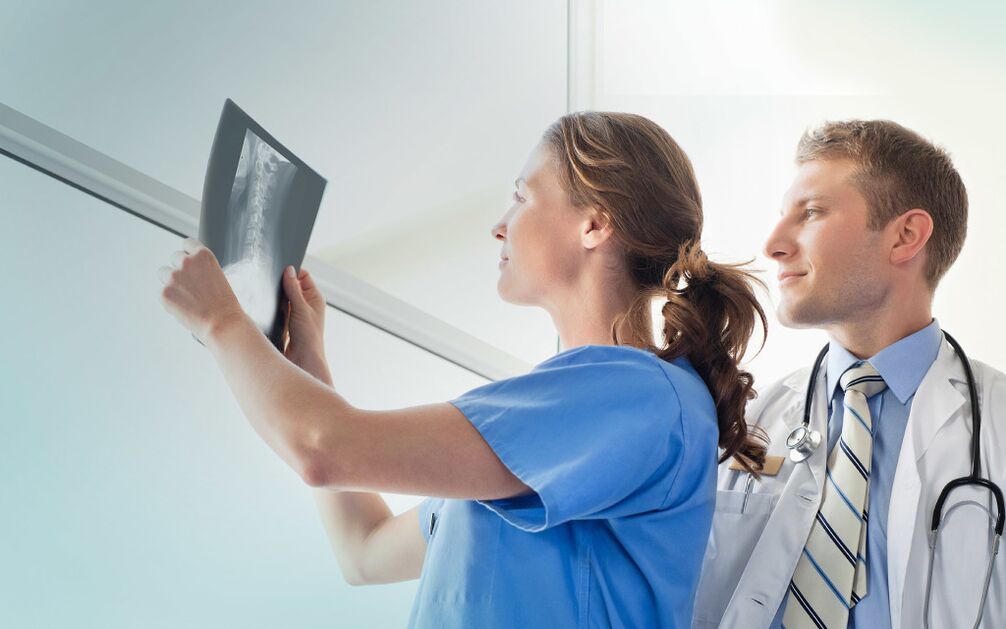 az orvosok röntgenfelvételt néznek az arthrosis miatt