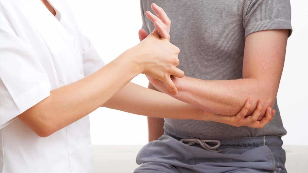 orvos egy ízületi gyulladásos kezet vizsgál